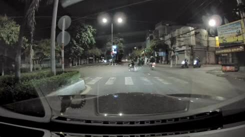 Shipper phóng như bay đâm ngã người đi đường