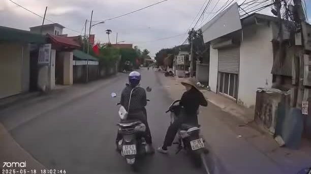 Hai phụ nữ dừng xe máy giữa đường không cho ôtô đi
