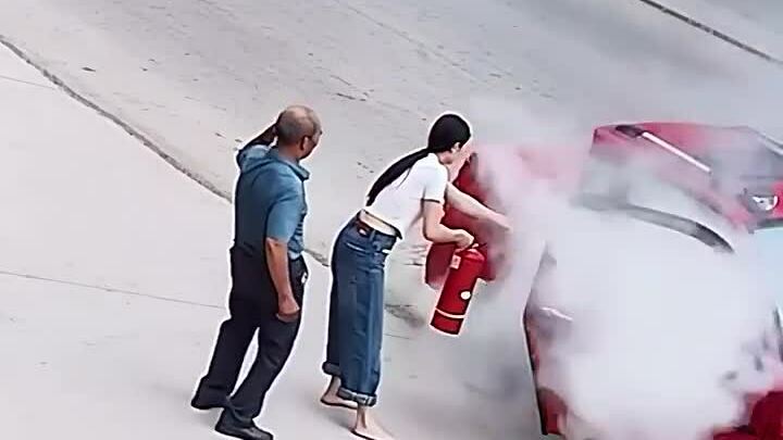 Chủ cửa hàng pháo hoa nhanh tay dập cháy xe điện ba bánh
