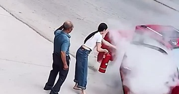 Chủ cửa hàng pháo hoa nhanh tay dập cháy xe điện ba bánh Chủ cửa hàng pháo hoa nhanh tay dập cháy xe điện ba bánh