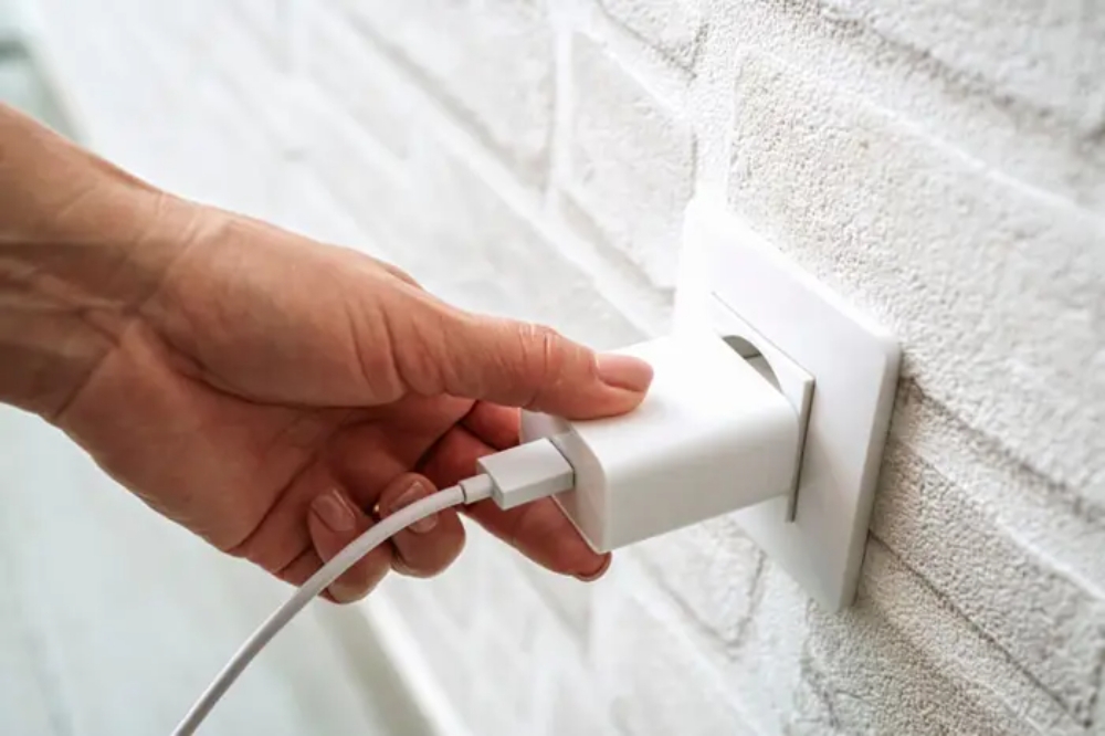 Nguy hại khi luôn cắm sạc điện thoại vào ổ cắm điện