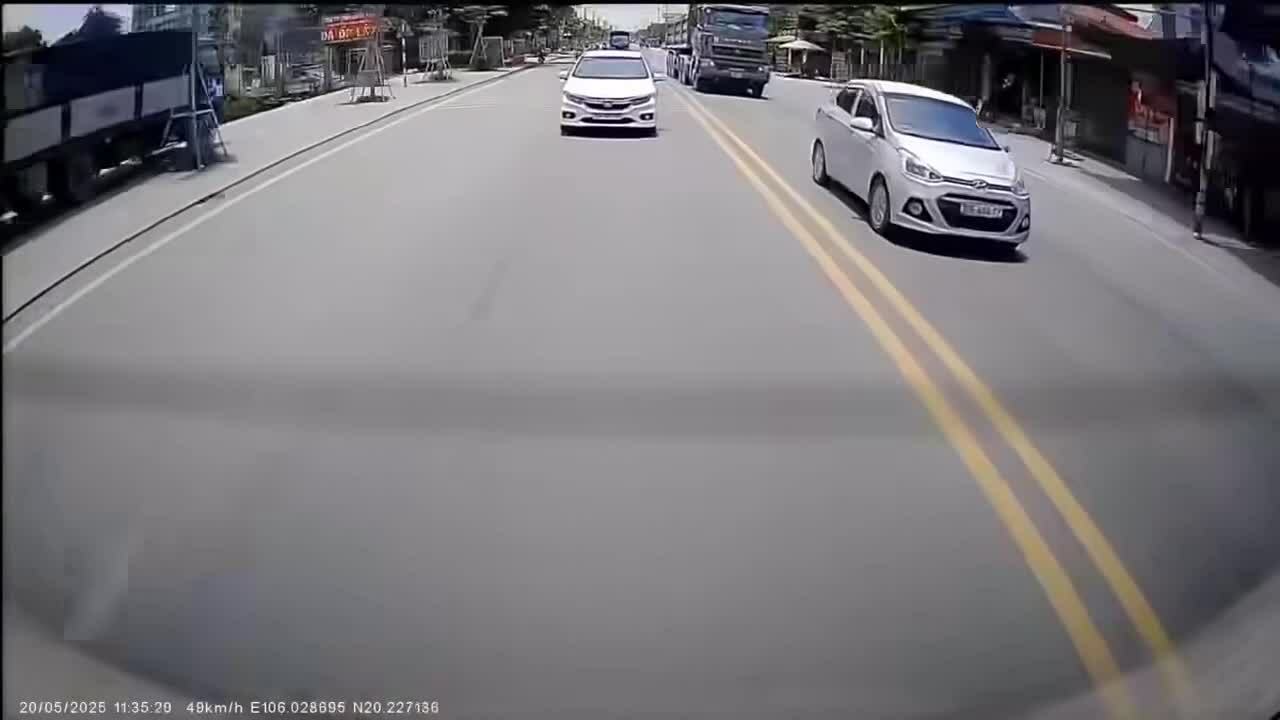 Xe ben 'cướp' làn ngược chiều trong khu dân cư