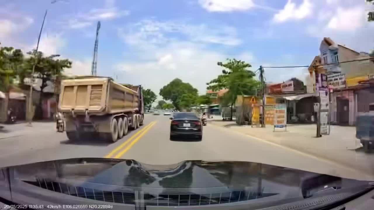 Chạy hẳn sang làn ngược chiều để vượt là lỗi gì?