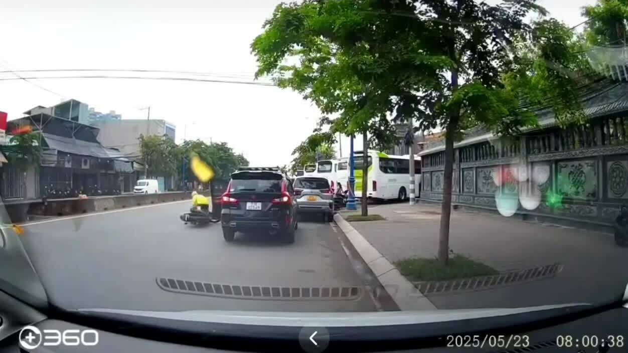 Tài xế mở cửa ôtô gây tai nạn cho người đi xe máy