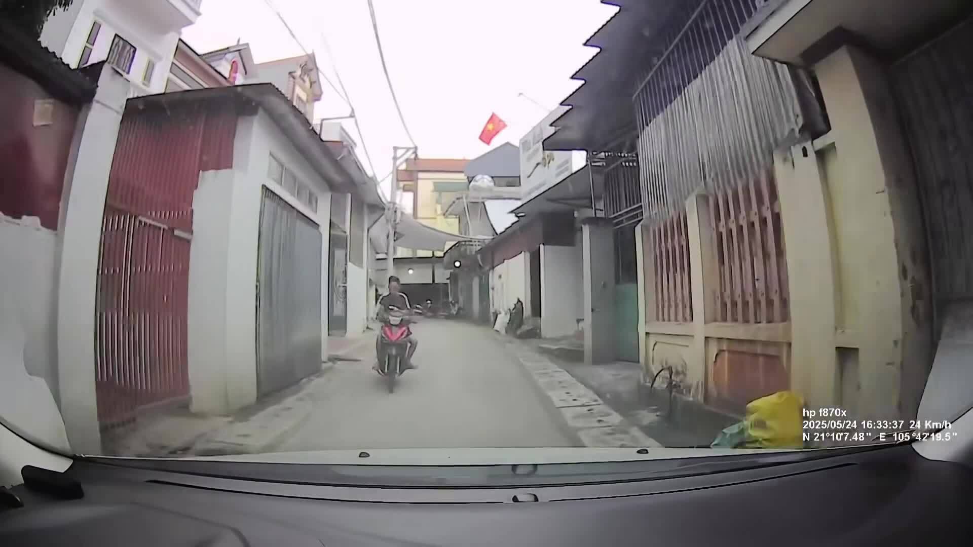 Dán mắt vào điện thoại, người đàn ông lao đầu vào ôtô