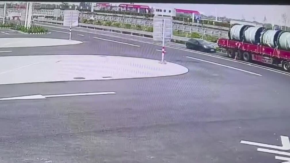 Xe điện Tesla lao như tên bắn vào xe đầu kéo đang đỗ