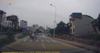 Ôtô suýt đâm vào học sinh sau khúc cua khuất Ôtô suýt đâm vào học sinh sau khúc cua khuất