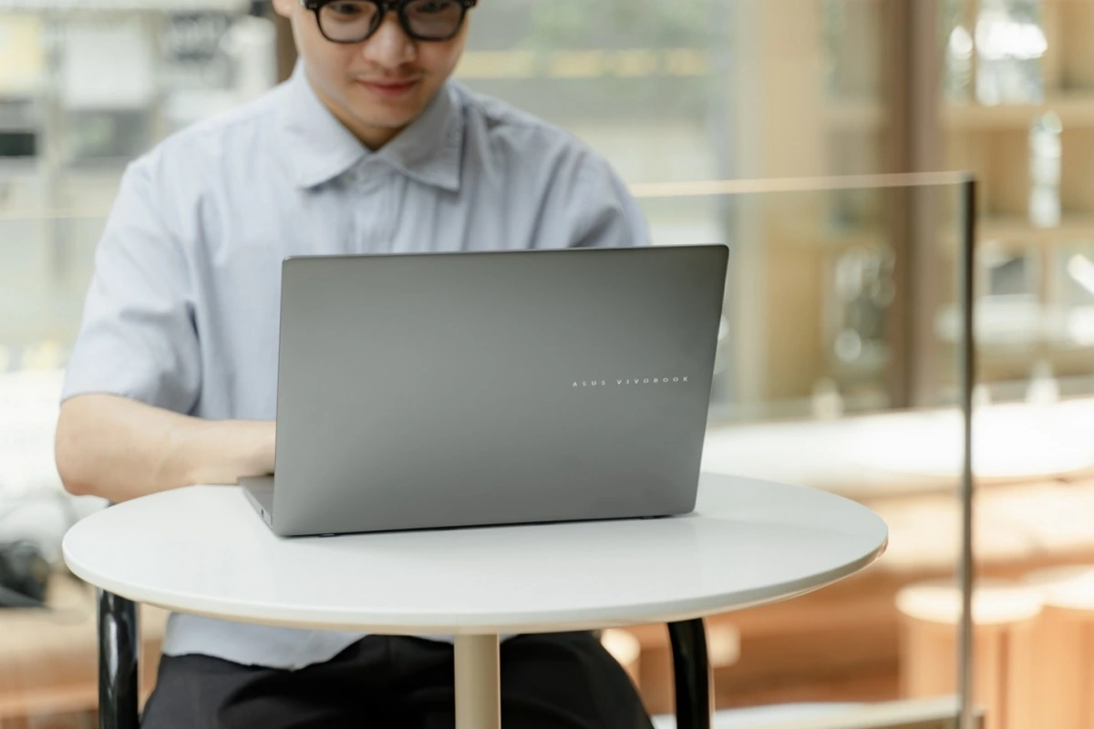 kham pha laptop mong nhe, thoi luong pin khung , tich hop ai thong minh hinh anh 1