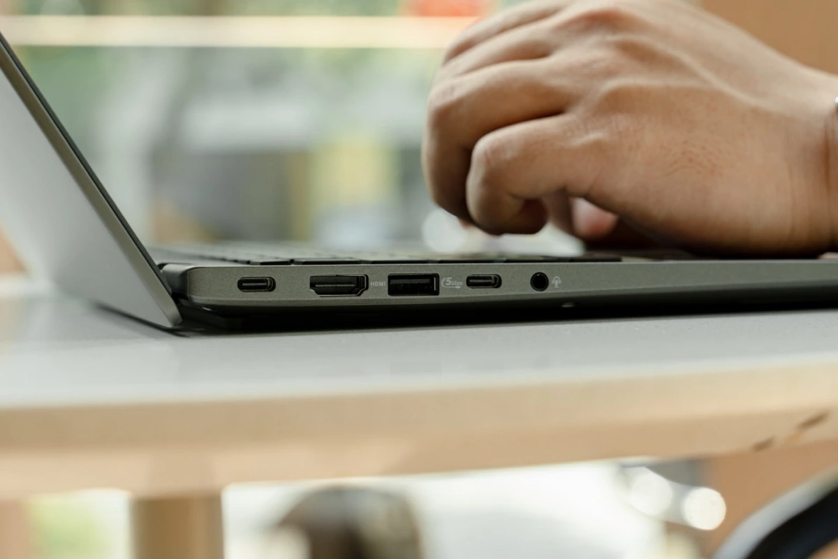 kham pha laptop mong nhe, thoi luong pin khung , tich hop ai thong minh hinh anh 2