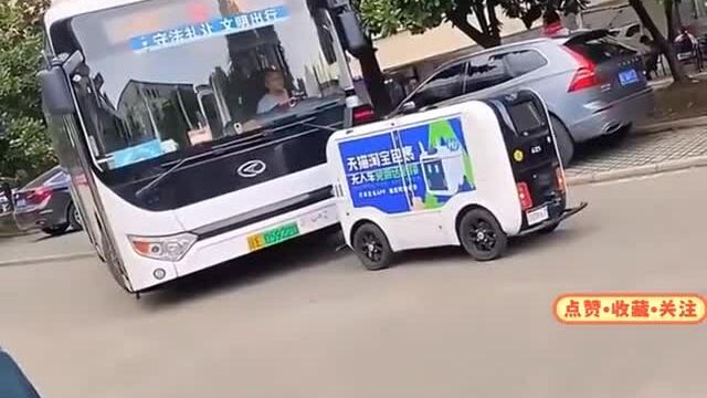 Những tình huống dở khóc dở cười của xe giao hàng tự lái