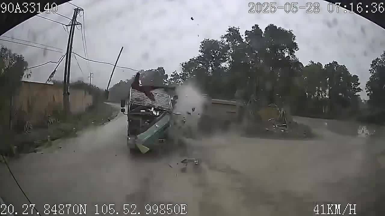 Hai xe ben đâm trực diện tại ngã ba