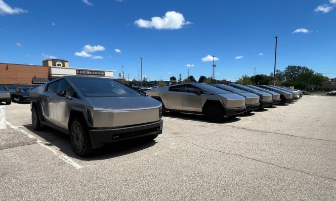 Tesla chất xe điện ế khách ở trung tâm thương mại