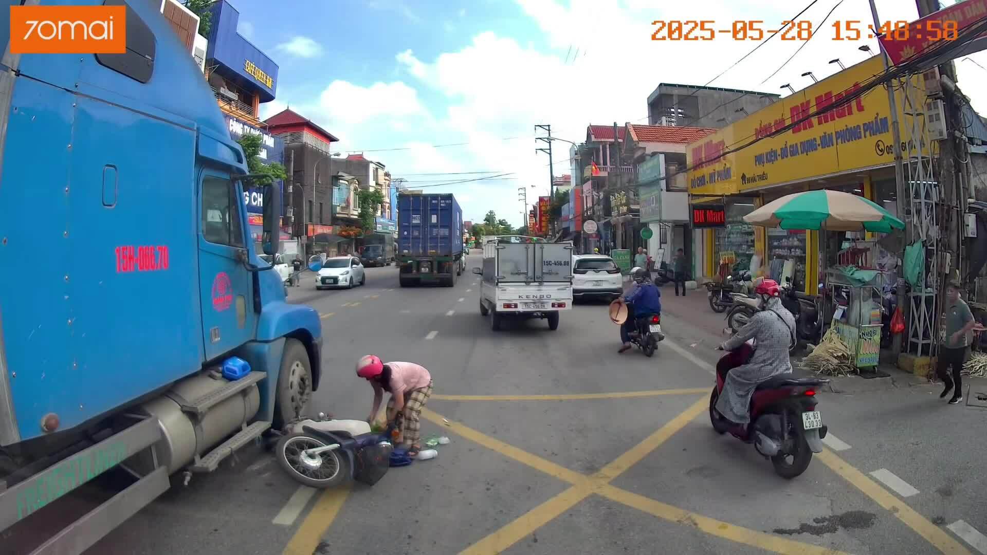 Rơi vào điểm mù, xe máy bị xe container cán qua