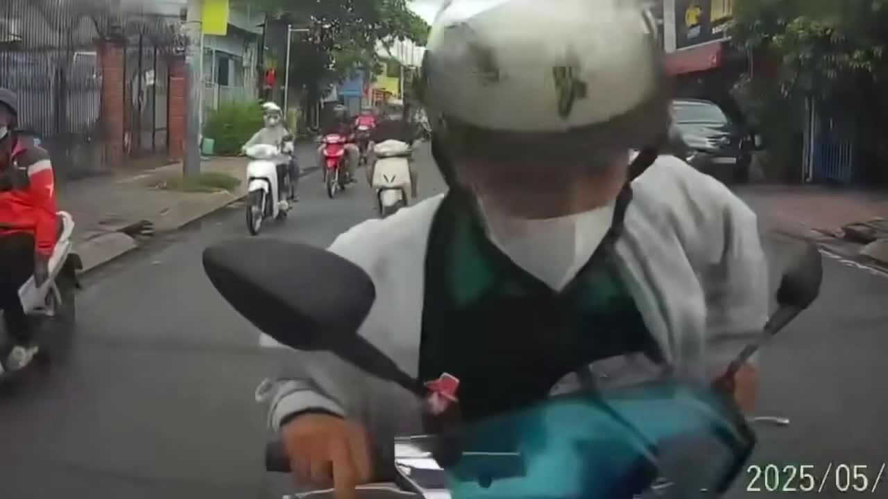 Mải xem điện thoại, người đi xe máy đâm vào đuôi ôtô