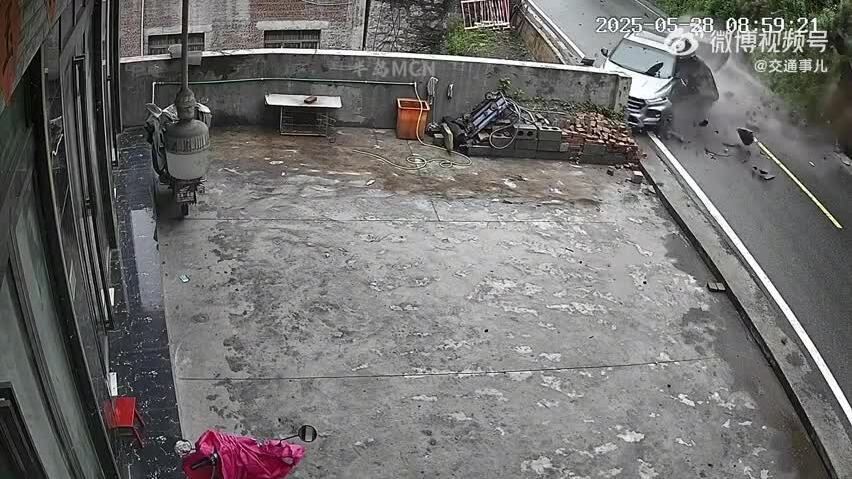 Tảng đá 300 kg rơi trúng ôtô