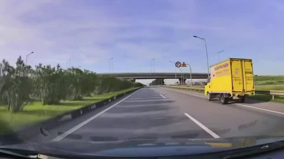 Xe tải đi lùi trên cao tốc