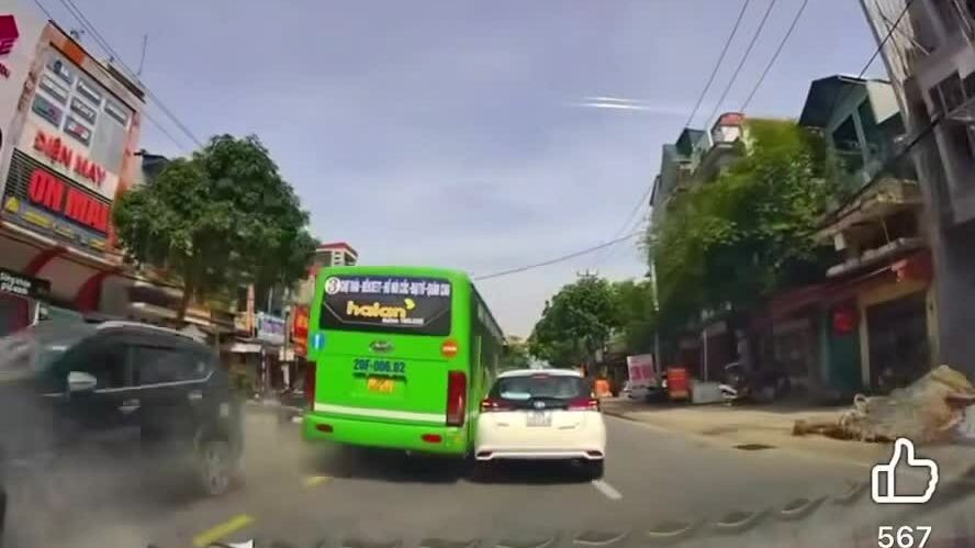 Xe buýt vượt ẩu, phóng xuyên táo hai ôtô con