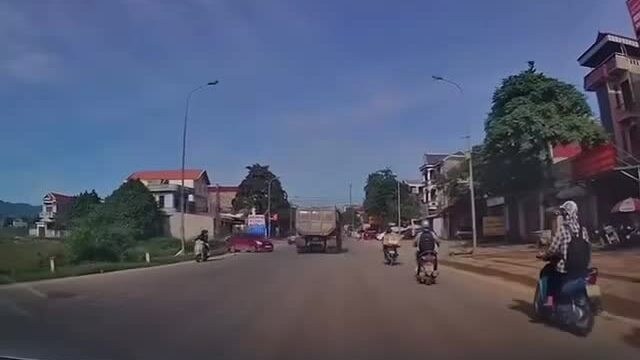 Xe ben đâm ôtô con, hất văng xe máy xuống ruộng