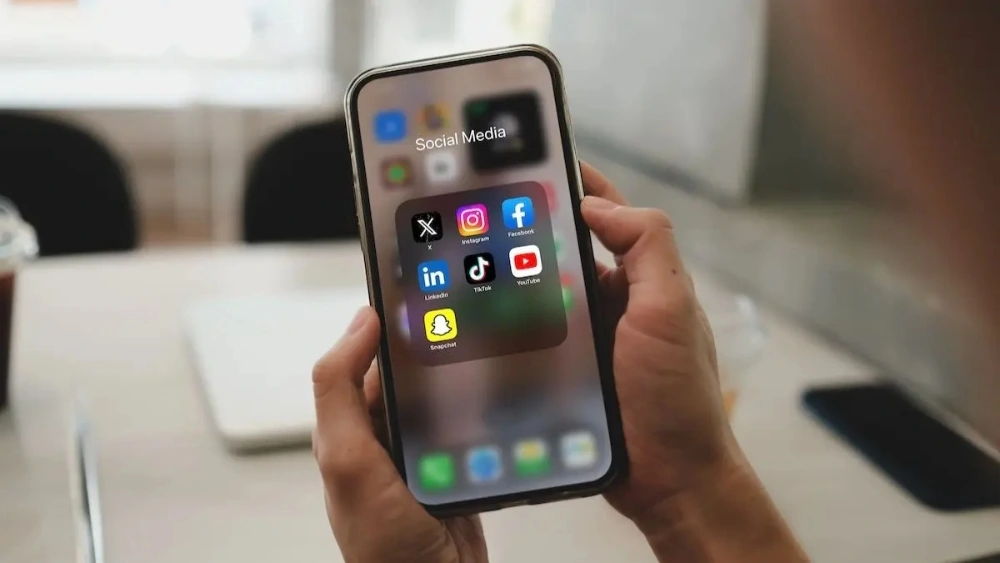 youtube bay mau tren nhieu mau iphone va ipad doi cu hinh anh 1