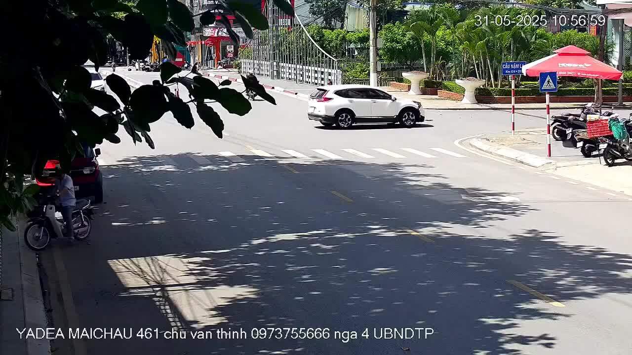 Ôtô đâm văng người đi xe máy tại ngã tư