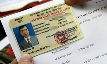 Trong lúc chờ cấp lại bằng có được lái xe?
