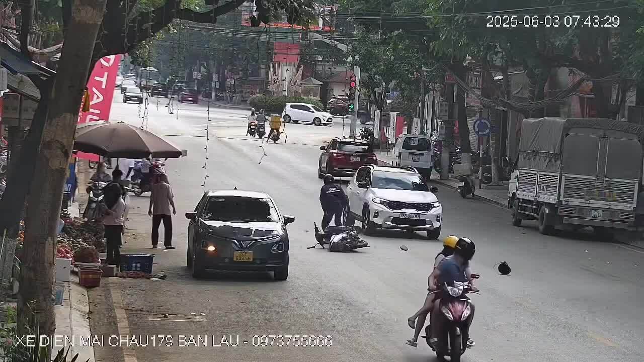 Tránh người đi bộ, xe máy đâm vào ôtô
