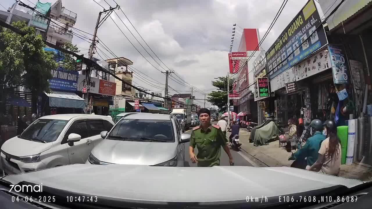 Gặp xe hỏng giữa đường, vượt bên trái hay phải?