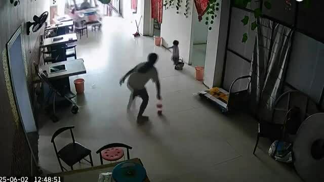 Người chị 11 tuổi nhanh tay cứu em gái khỏi xe mất lái