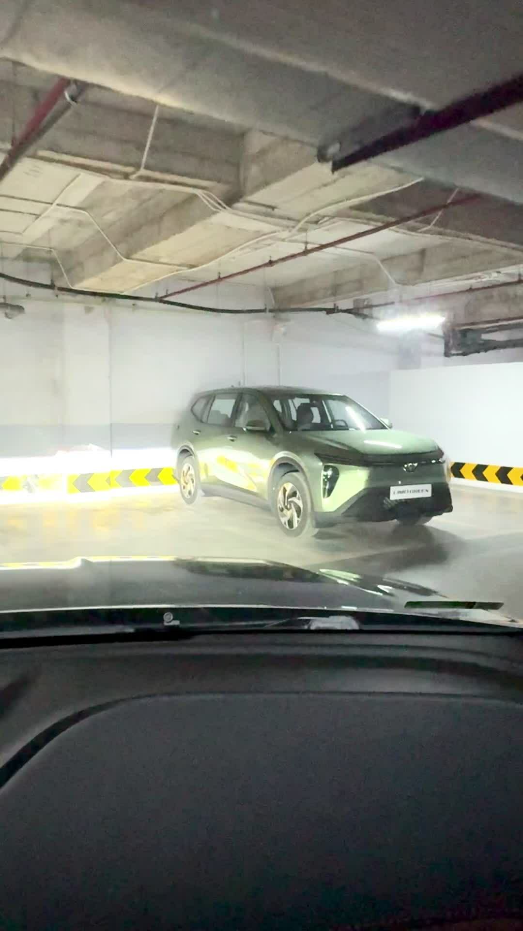 Lộ ảnh thực tế mẫu MPV đầu tiên của VinFast