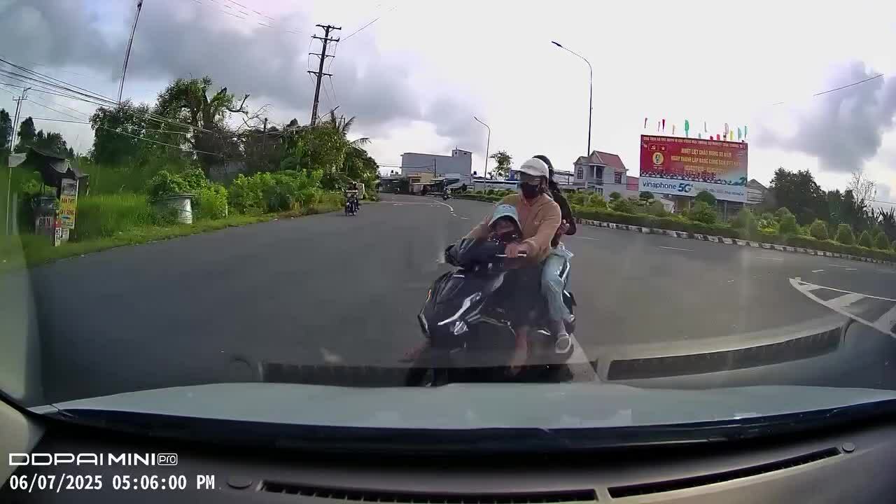 Ôtô tông văng xe máy trong vạch xương cá