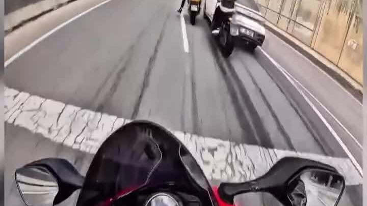 Ba môtô cùng lao vào ôtô ở khúc cua