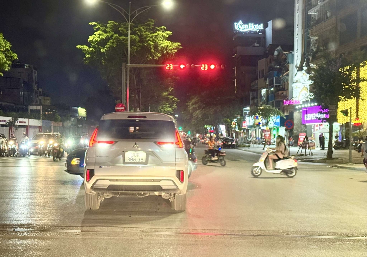 Đi quá đèn đỏ lùi lại có bị phạt?