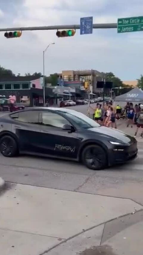 Robotaxi của Tesla lần đầu chạy trên phố