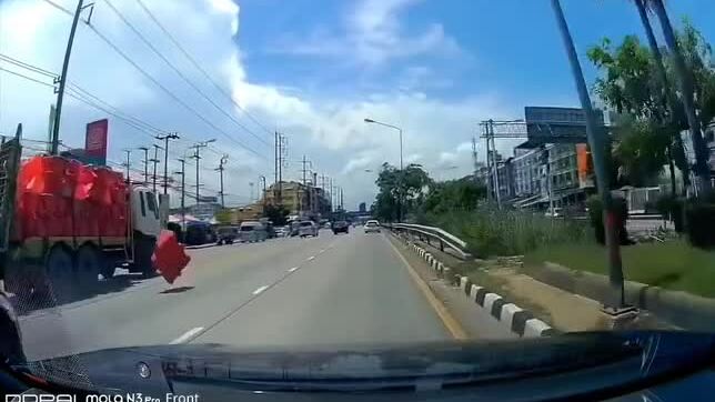Mảng nhựa rơi từ xe tải hạ gục cảnh sát đi xe máy