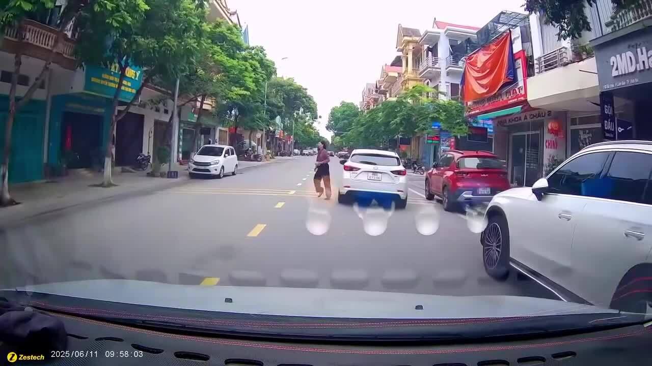 Nữ tài xế đỗ xe giữa đường rồi bỏ đi