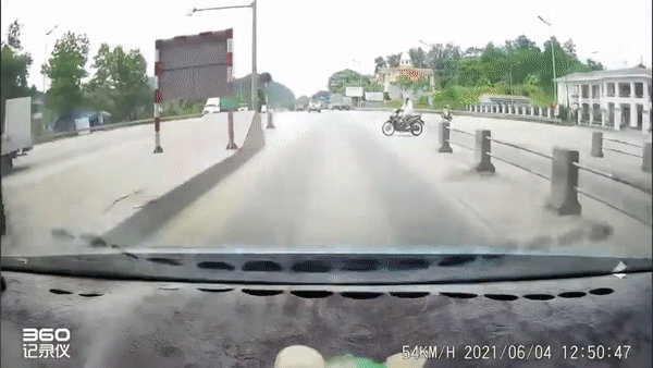 Ôtô lao qua trạm thu phí gặp xe máy cắt ngang đường