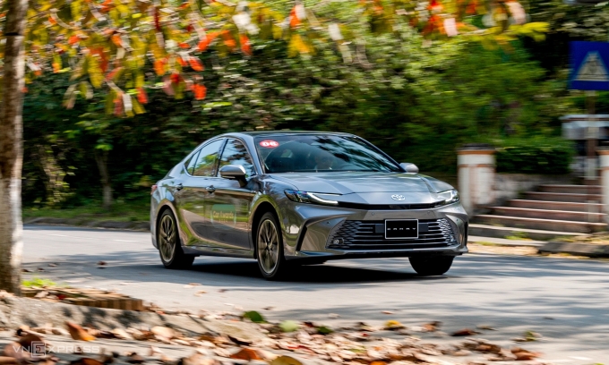 Toyota Camry giảm giá trăm triệu trong tháng 6