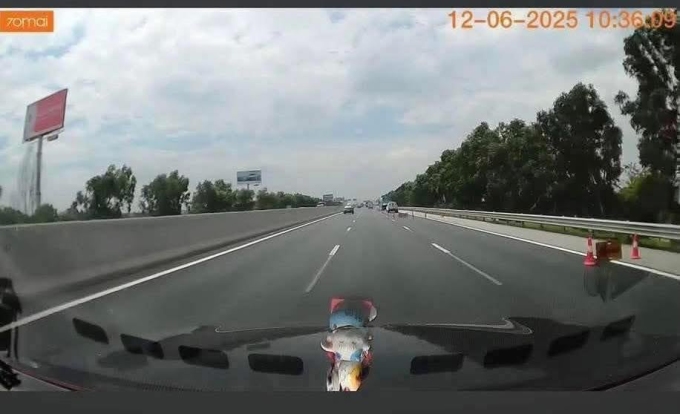 Hiểm họa nếu đặt sai cọc tiêu khi dừng xe trên cao tốc