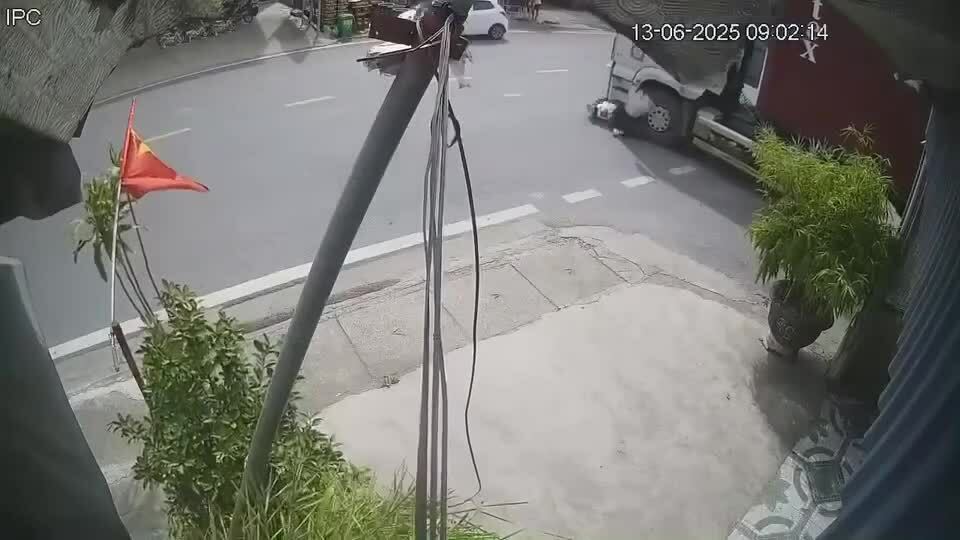 Cô gái đi xe máy lao thẳng vào gầm xe container