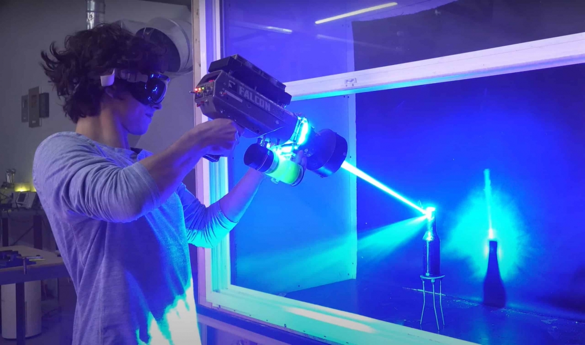 Một YouTuber chế tạo máy laser cầm tay mạnh nhất thế giới