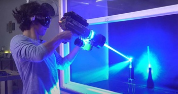 Một YouTuber chế tạo máy laser cầm tay mạnh nhất thế giới Một YouTuber chế tạo máy laser cầm tay mạnh nhất thế giới