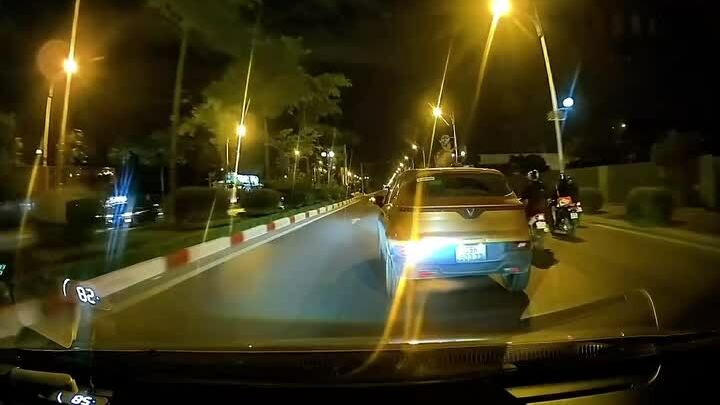 Xe taxi suýt giết người khi 'dằn mặt' xe máy