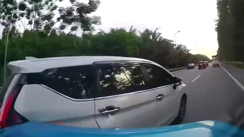 Hai ôtô đâm nhau trong tình huống đơn giản trên cao tốc