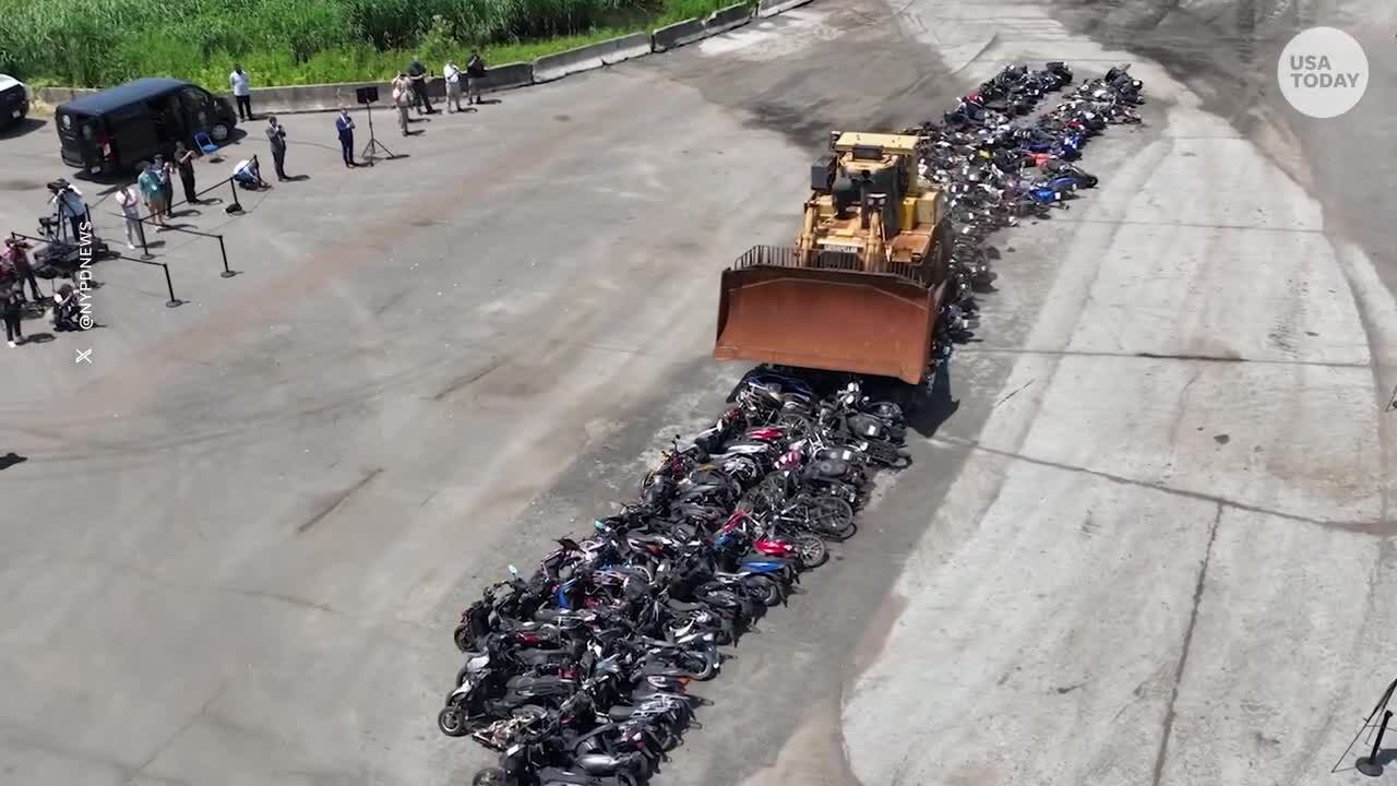 Thành phố Mỹ cho xe ủi chèn nát xe máy 'ma'