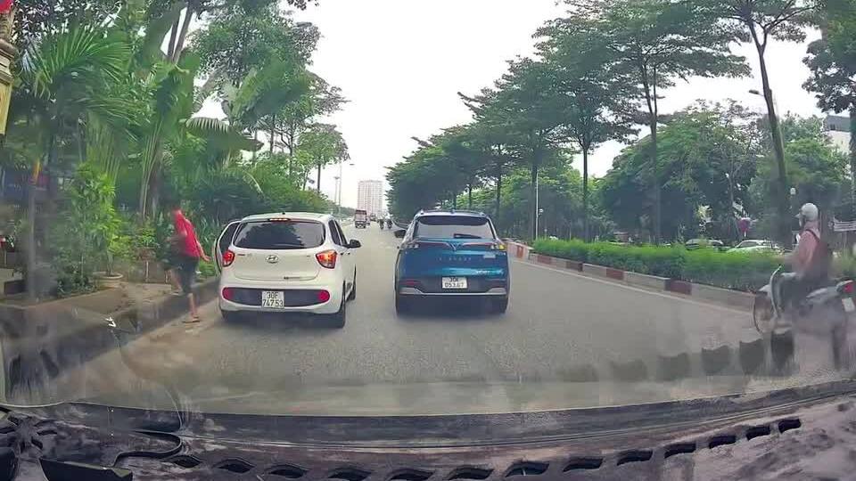 Dừng giữa đường thả người, ôtô suýt gây tai nạn liên hoàn