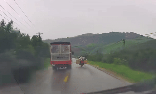 Xe tải hất ngã xe máy giữa đường vắng