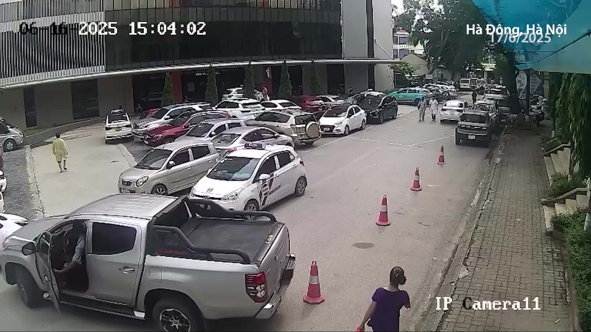 Tài xế mở cửa, xe bán tải lùi trúng người trong bệnh viện