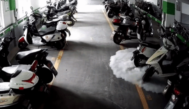 Xe máy điện bốc cháy trong bãi đỗ