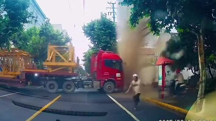Xe đầu kéo húc vỡ trụ cứu hỏa, nước phun cao chục mét