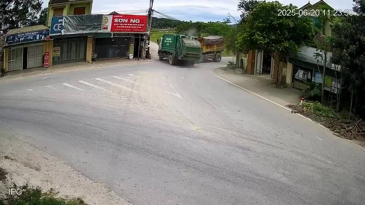 Xe ben lao vào xe chở rác như trời giáng